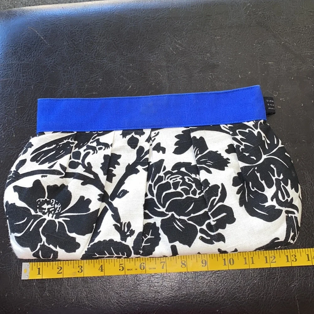 1154 Lill Studio Clutch